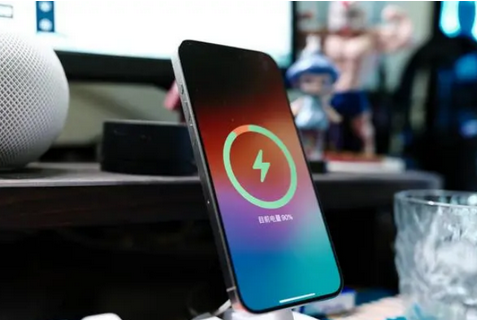 坡心镇苹果15换屏服务分享用什么充电器给iPhone15充电更好 